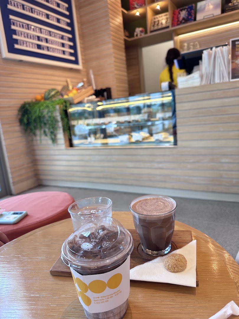 The Juice Cafe: clear, appealing cafe atmosphere shot