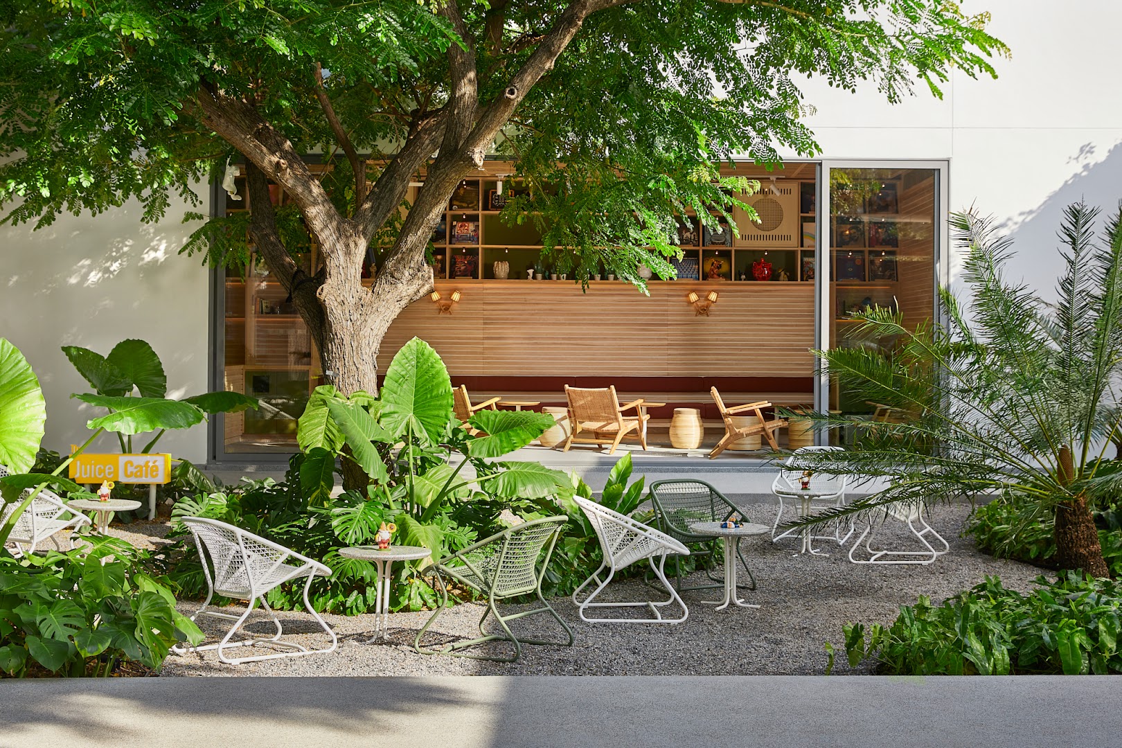 The Juice Cafe: beautiful, professional outdoor seating area