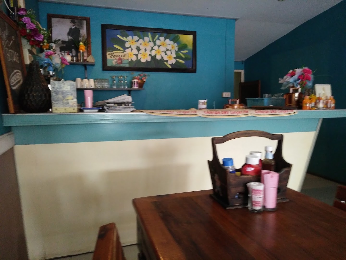 Crowe's Nest Cafe: clear view of restaurant interior