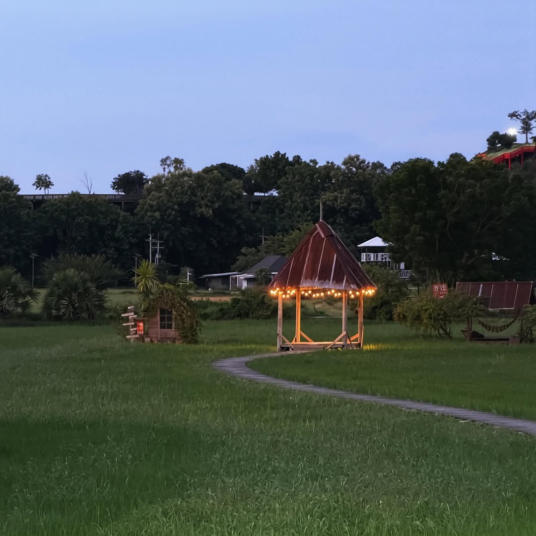 Pae Na Muang: atmospheric shot of restaurant grounds
