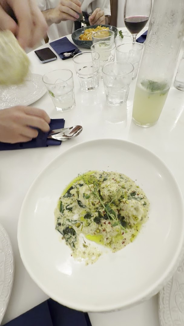 ZOI: appetizing food shot at table