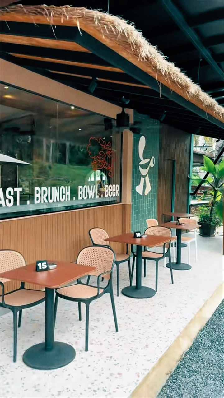 Aommy Cafe & Eatery: inviting outdoor seating area photo