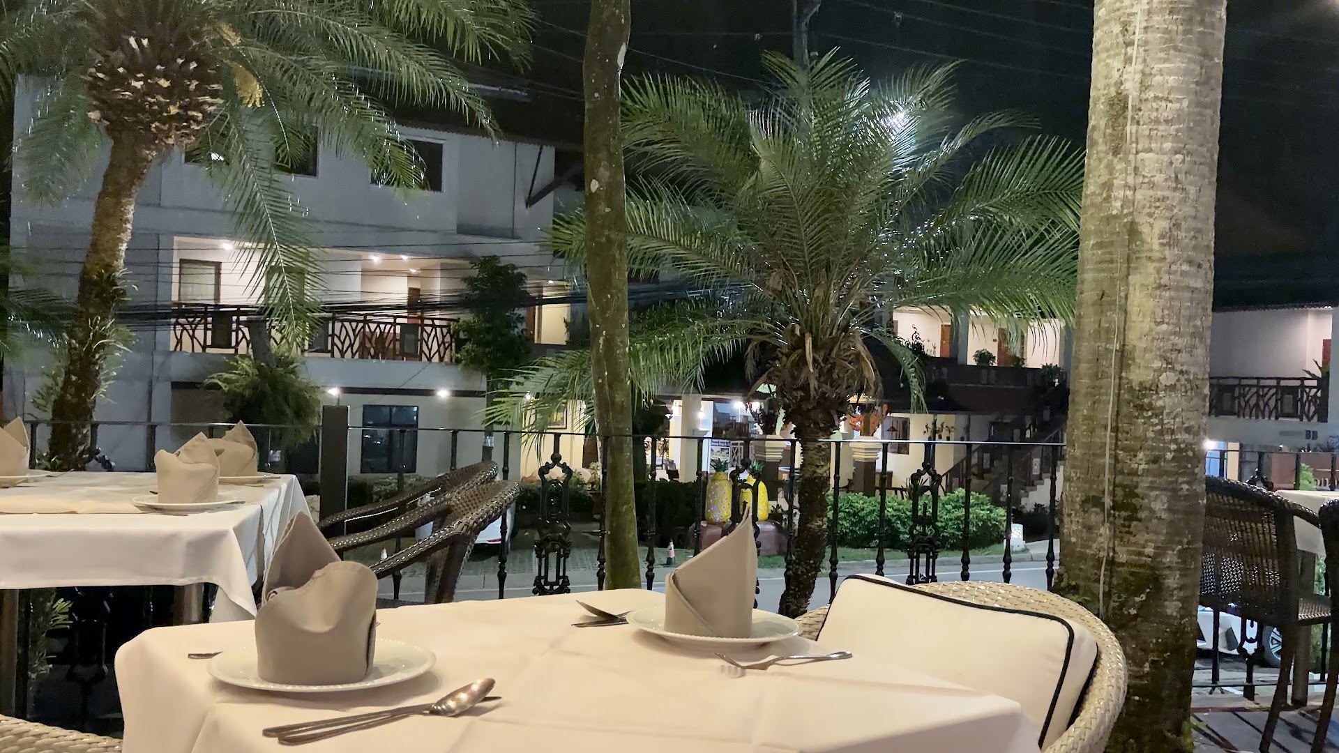 Umberto's Cuisine: inviting restaurant terrace atmosphere