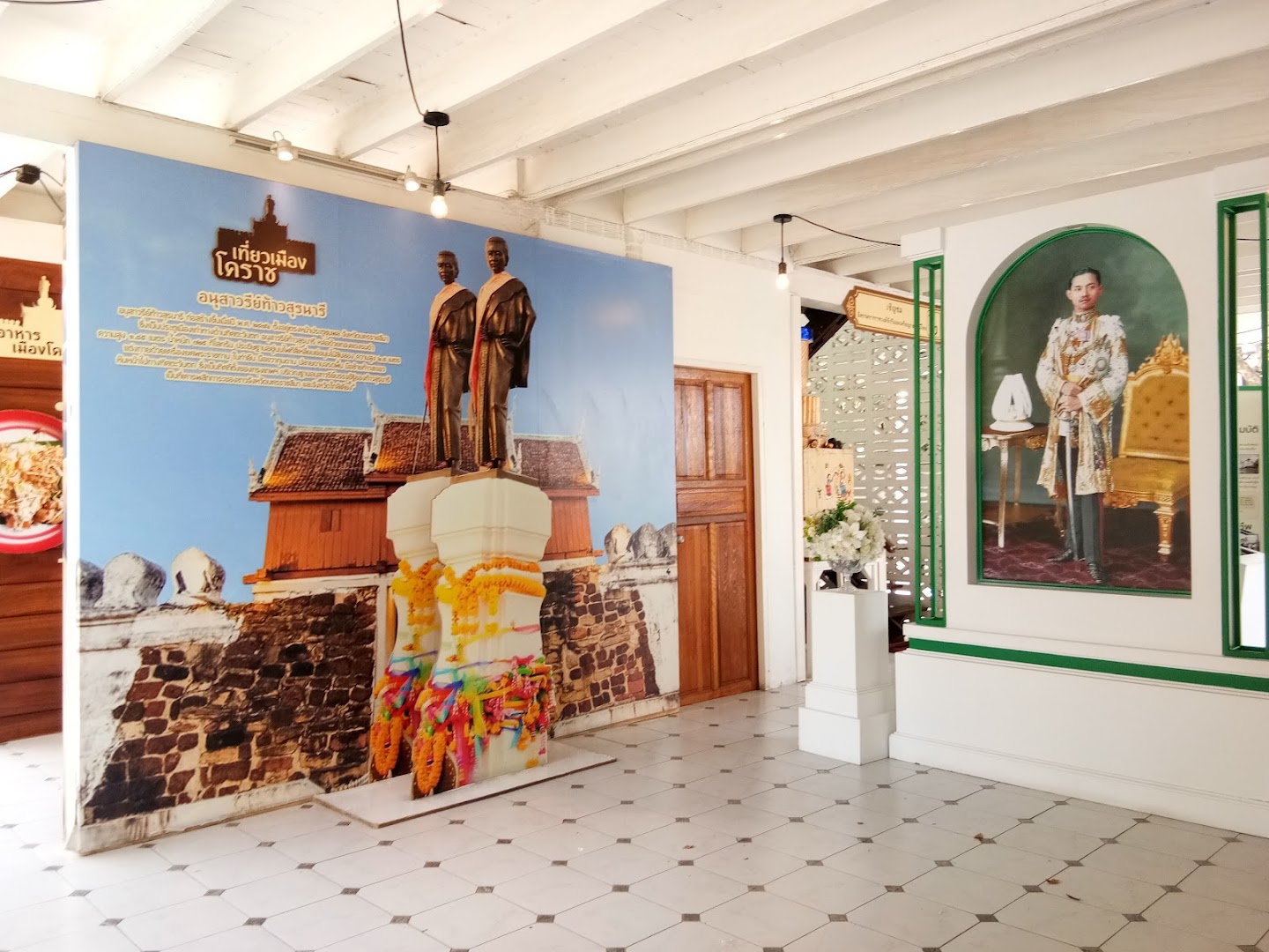 Art Gallery and Exhibition: clear view of gallery exhibition