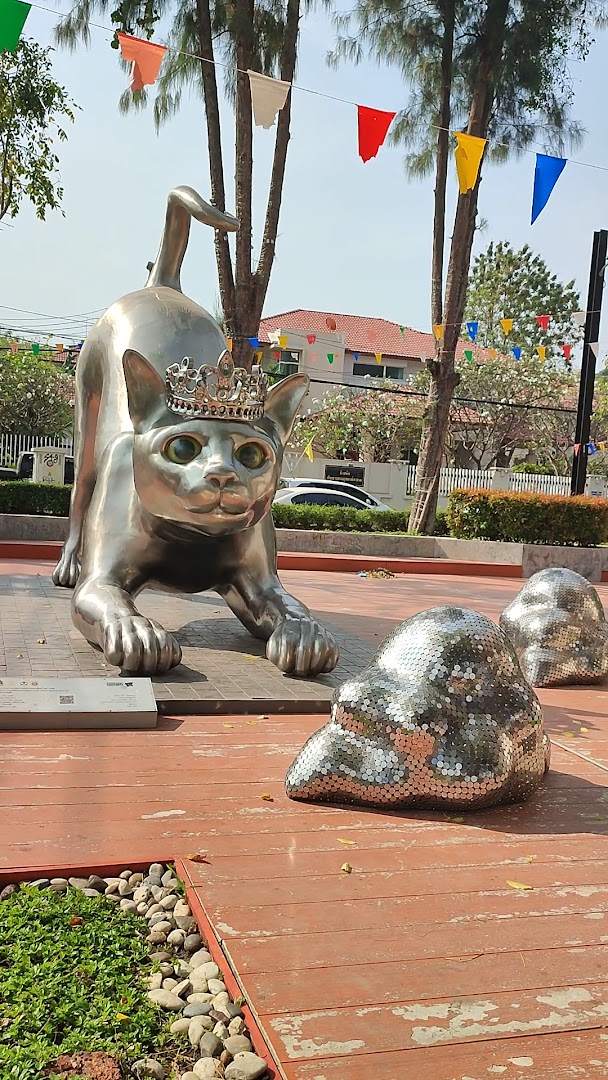 Art Gallery and Exhibition: clear photo of gallery sculpture
