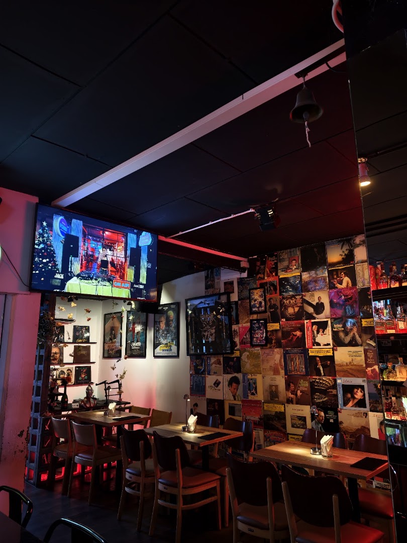 Found Bar: inviting bar atmosphere
