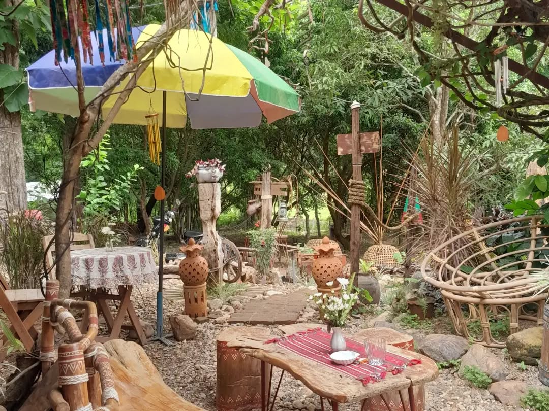 Art in Chai: inviting and atmospheric outdoor seating