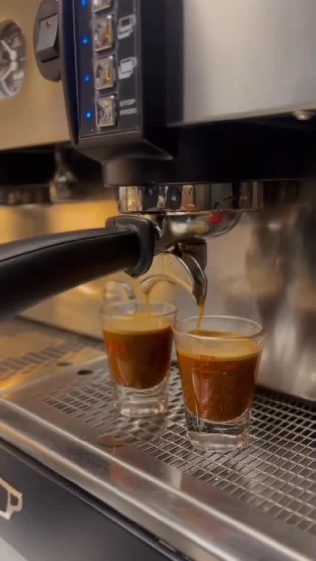 BRU Coffee & Bar: high quality coffee preparation shot