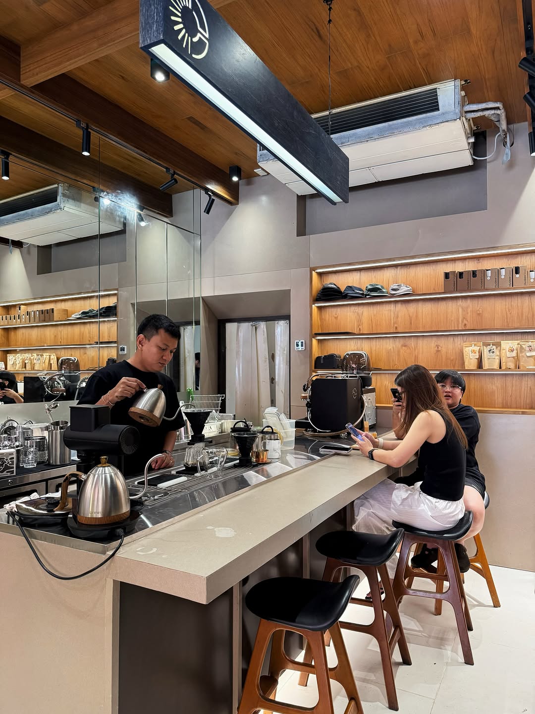 Campus Coffee Roaster: professional shot of coffee service
