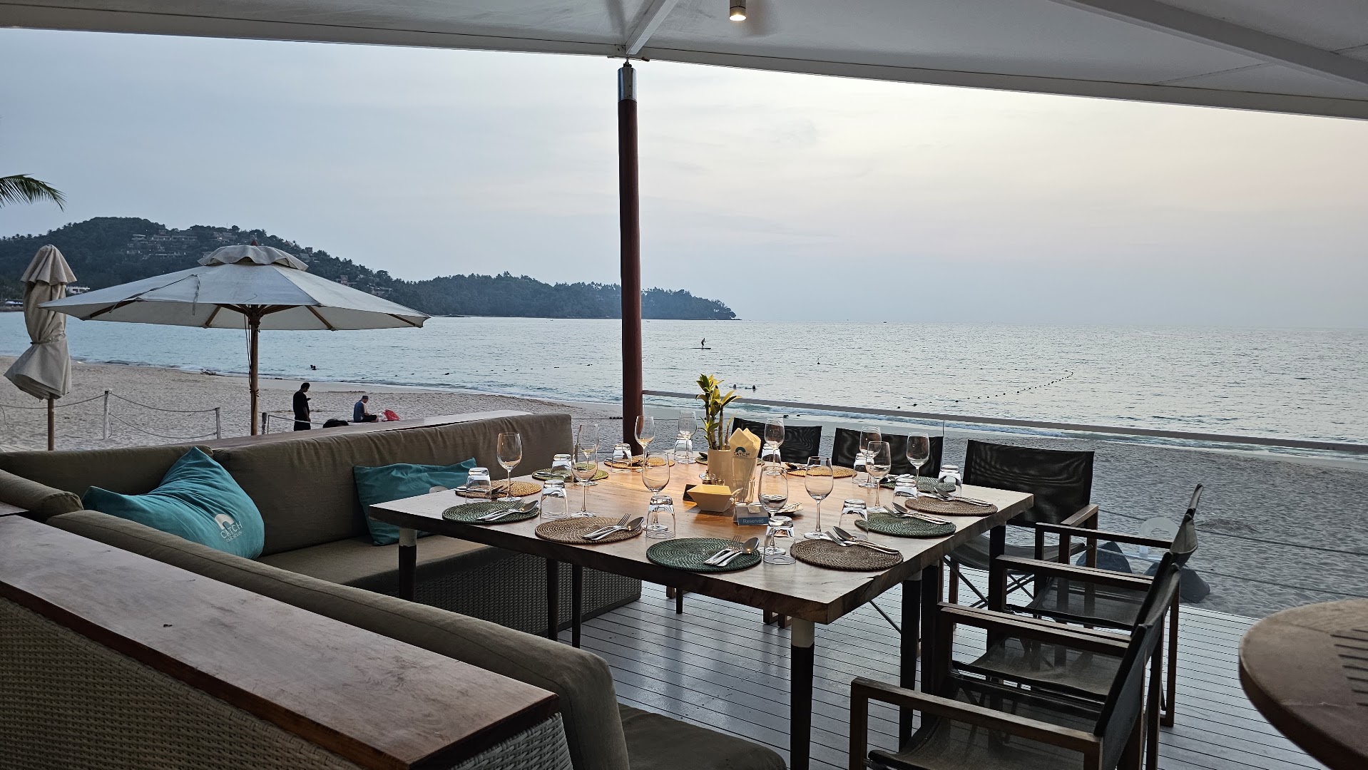 Catch Beach Club: inviting beach club atmosphere