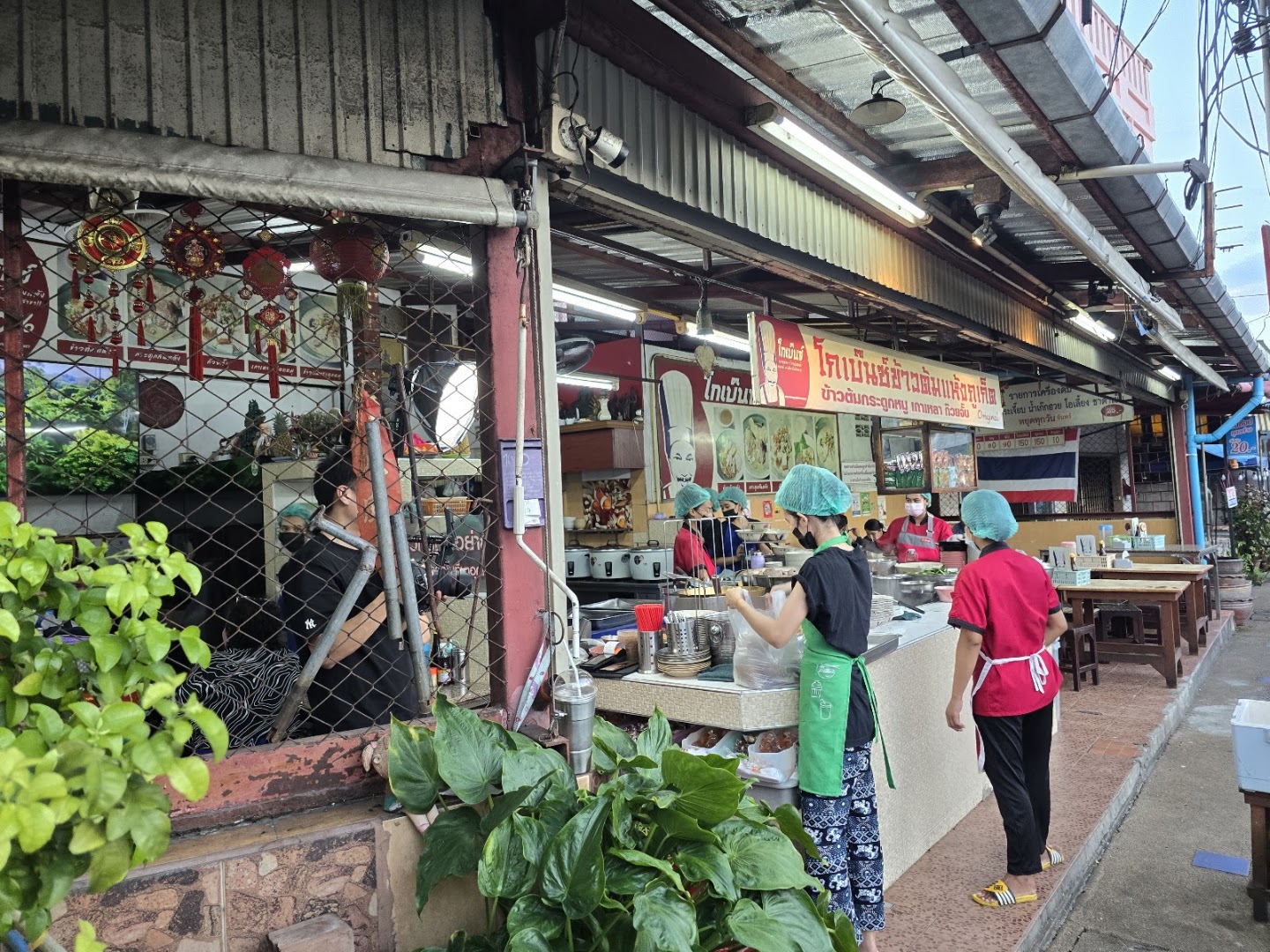 Go Benz: authentic view of restaurant operations