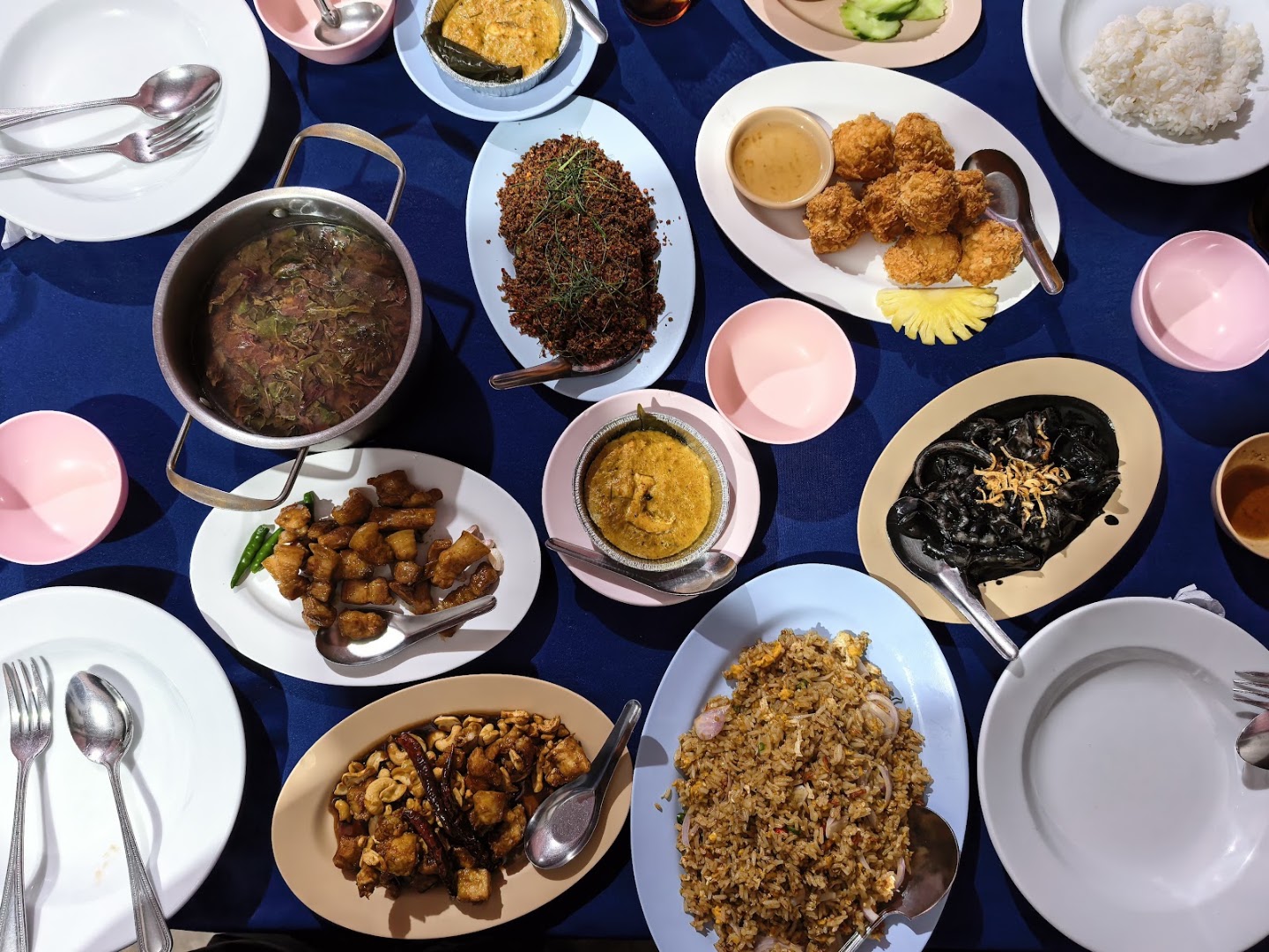 Mor Mu Dong: appetizing spread of restaurant food