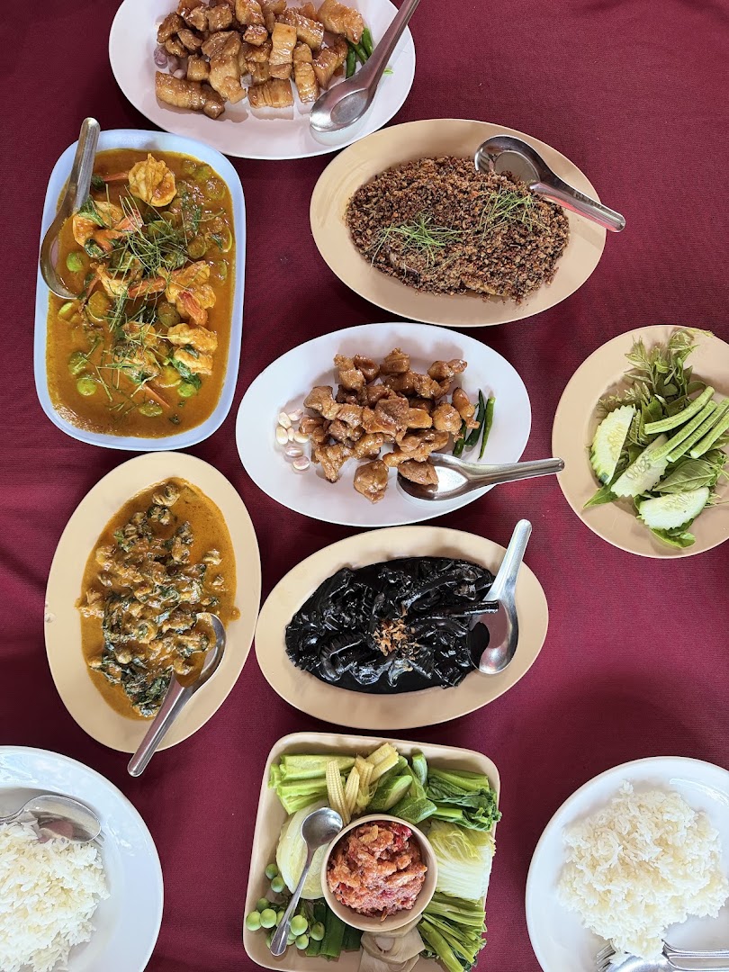 Mor Mu Dong: appetizing spread of restaurant dishes