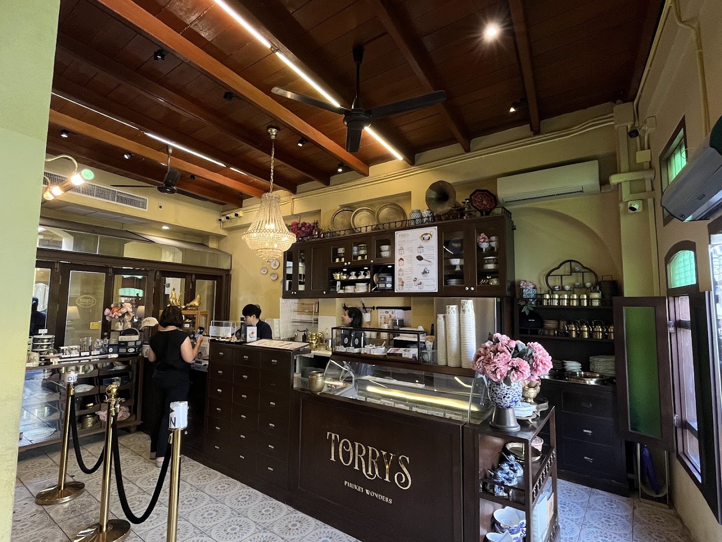 Torry's Ice Cream: clear, inviting interior atmosphere