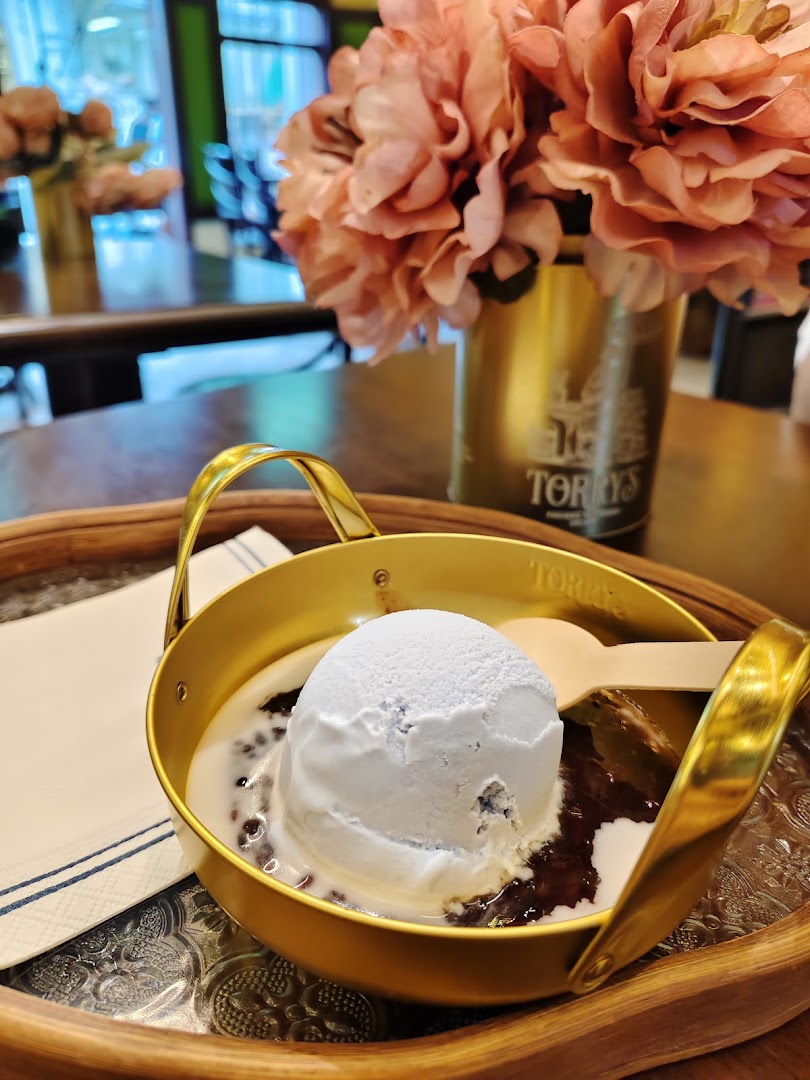Torry's Ice Cream: appetizing food photo with branding