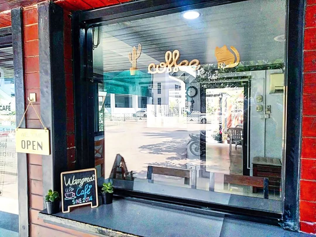 Mae Boonmee Cafe: clear view of cafe exterior