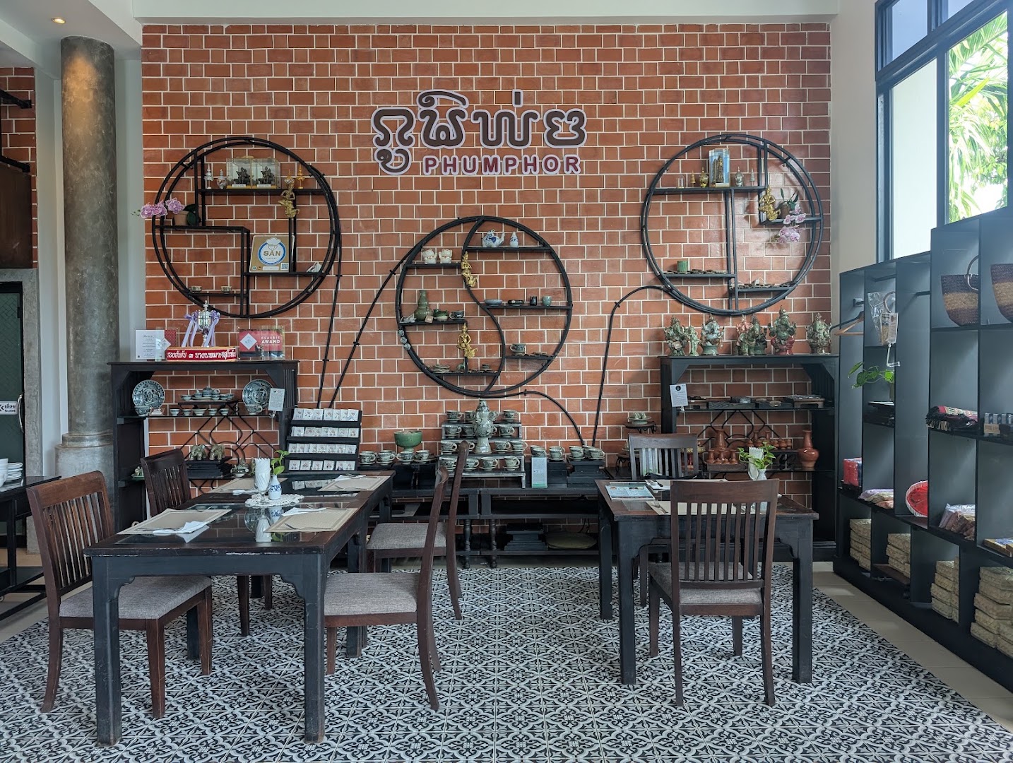 Phum Phor Coffee Restaurant: clear, inviting restaurant interior shot