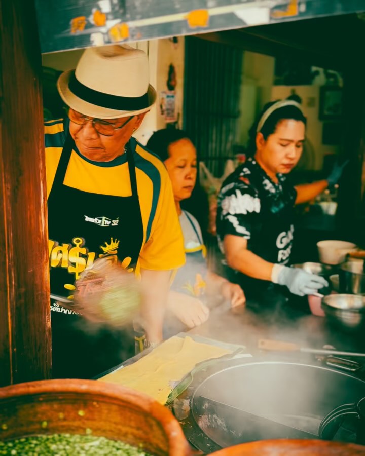 Ta Pui Sukhothai Noodle: authentic photo of staff cooking