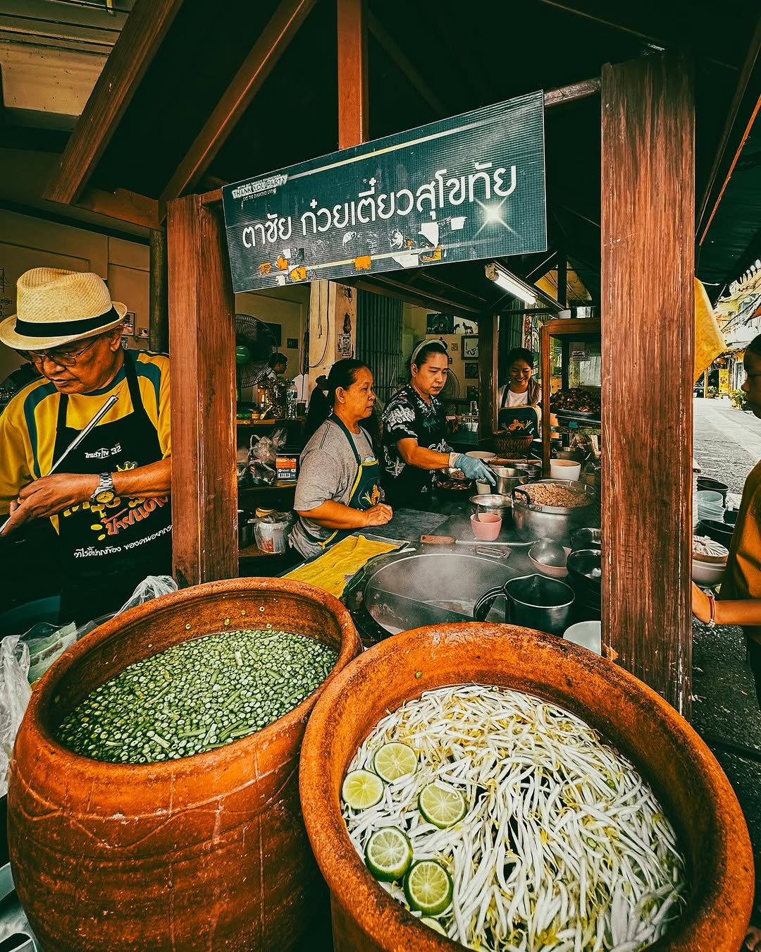 Ta Pui Sukhothai Noodle: authentic atmosphere and food preparation
