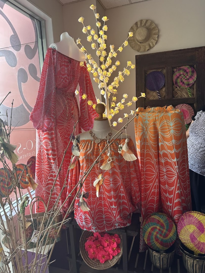 Eiko-San Clothing: attractive shop window product display