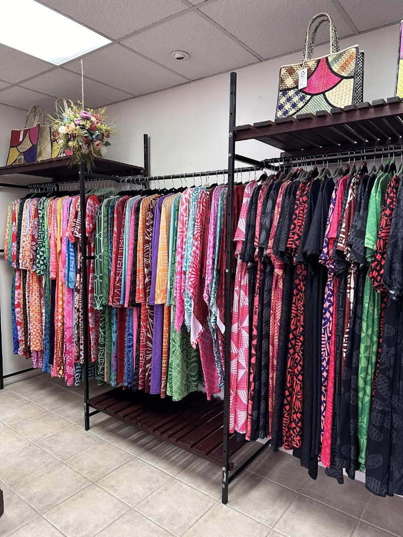 Eiko-San Clothing: clear display of shop products