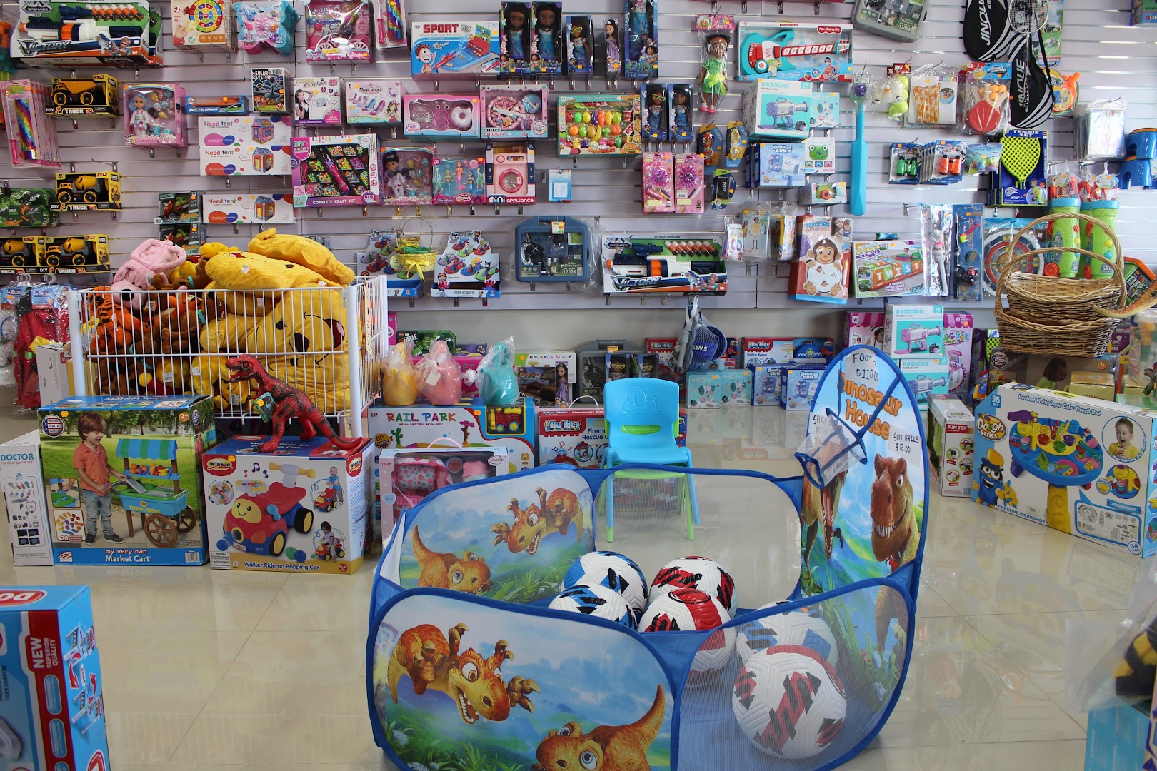 Amazon Art & Crafts: clear display of shop products