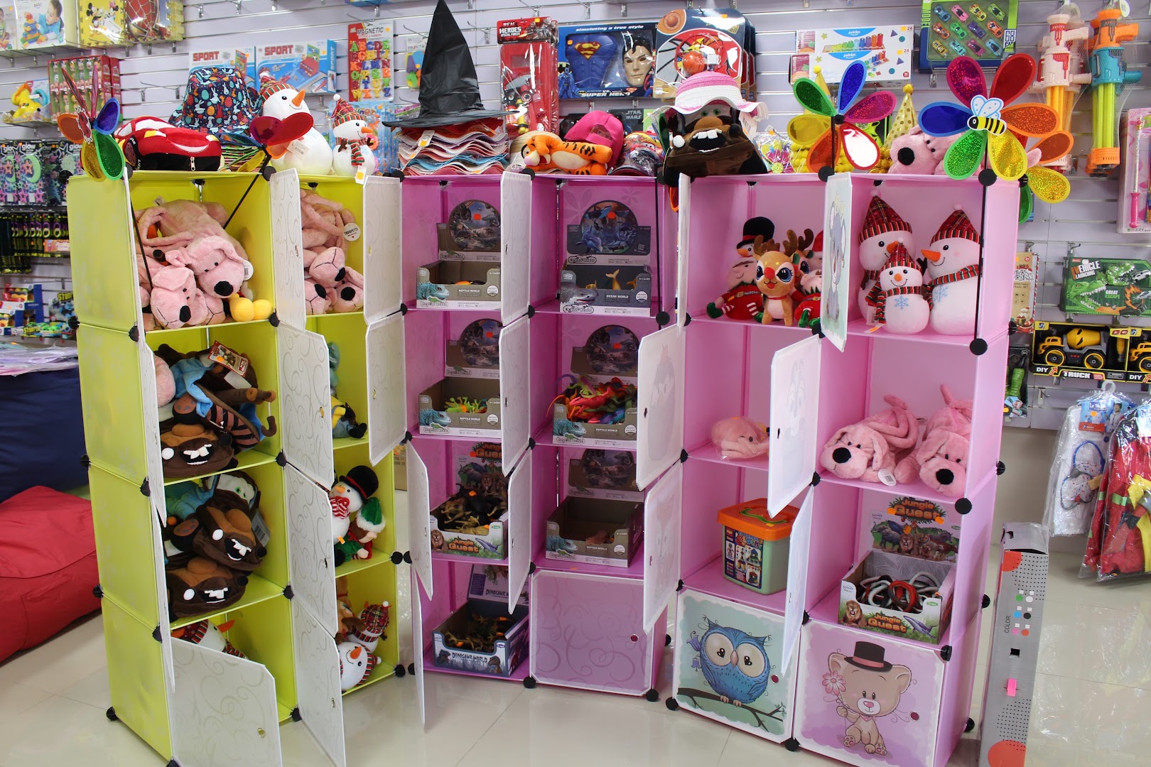 Amazon Art & Crafts: clear display of shop products