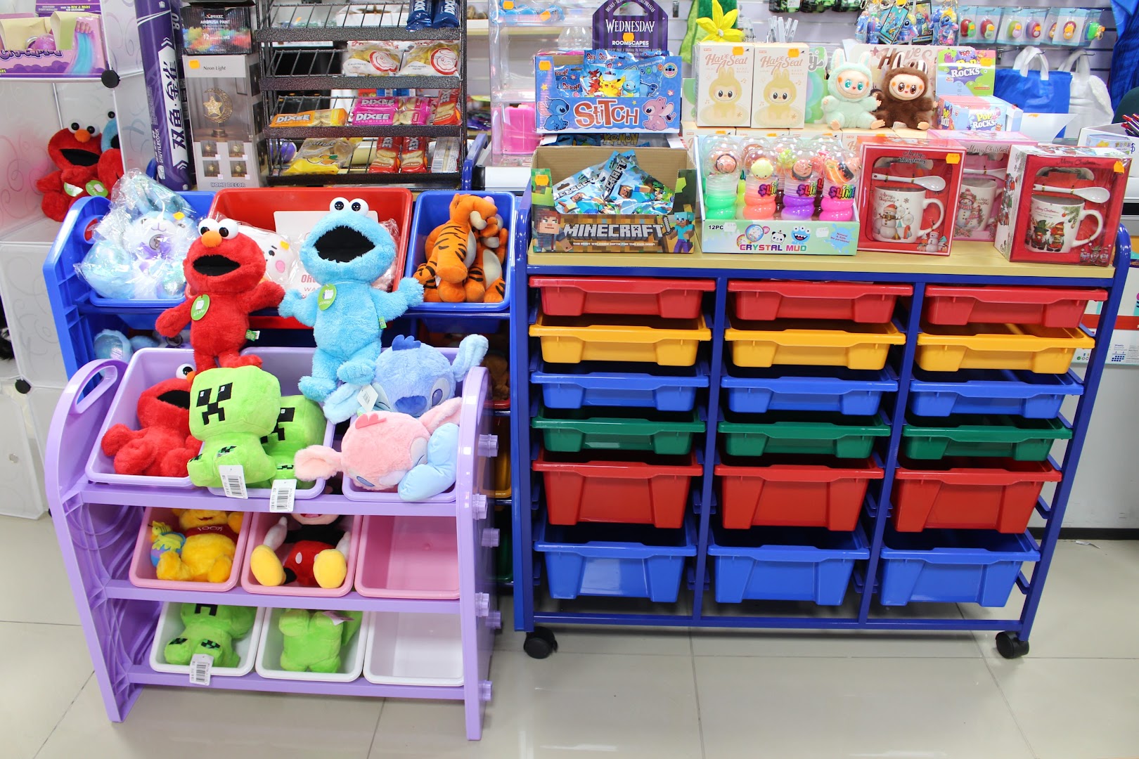 Amazon Art & Crafts: clear display of shop products
