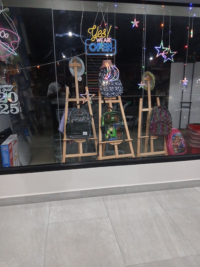 Amazon Art & Crafts: clear display of shop products