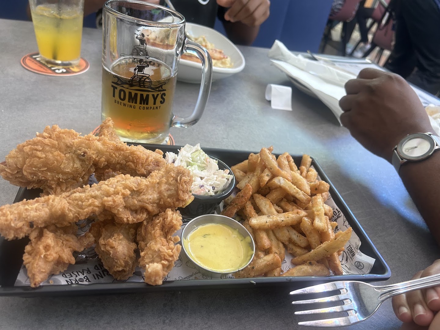 Tommy's Brewing Company - Brentwood: appetizing food and branded glassware