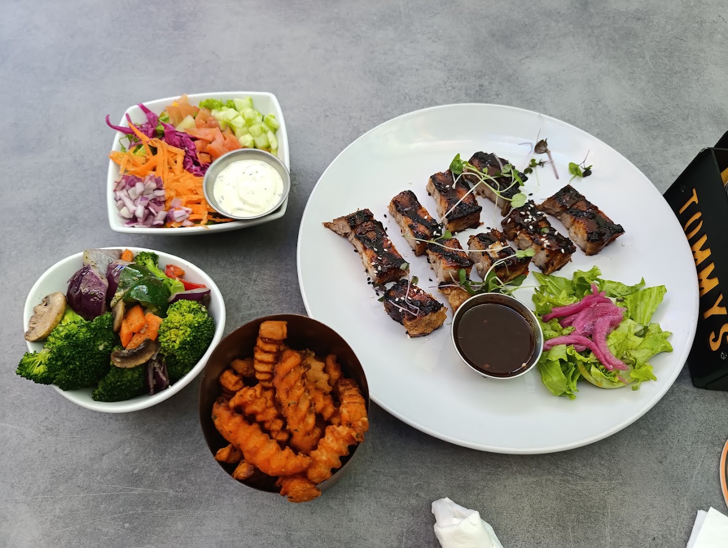 Tommy's Brewing Company - Brentwood: appetizing, high-quality food photography
