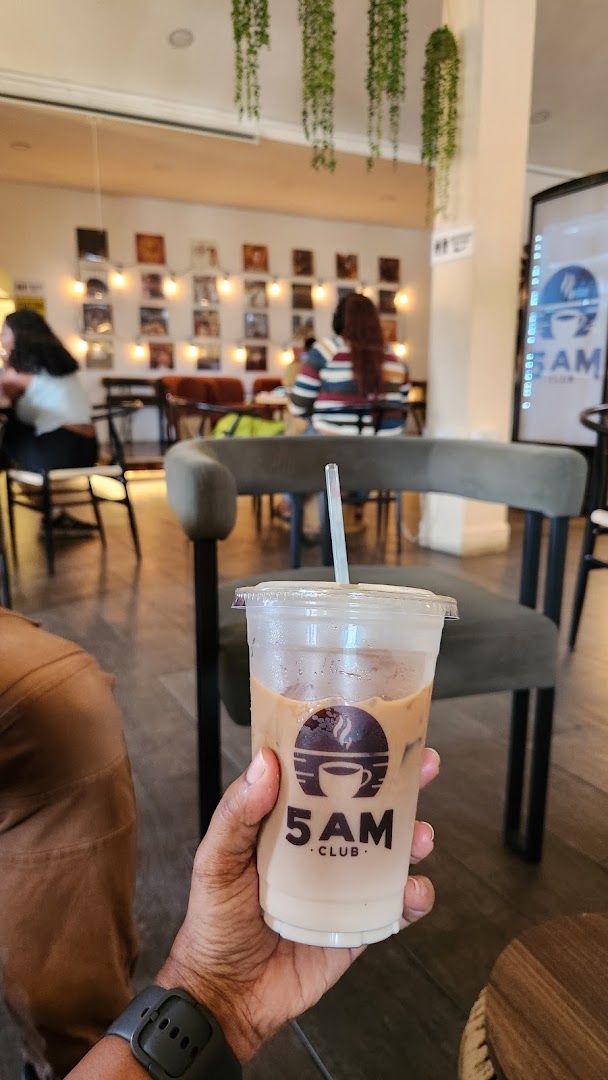 5am Coffee Club: clear branding and inviting atmosphere