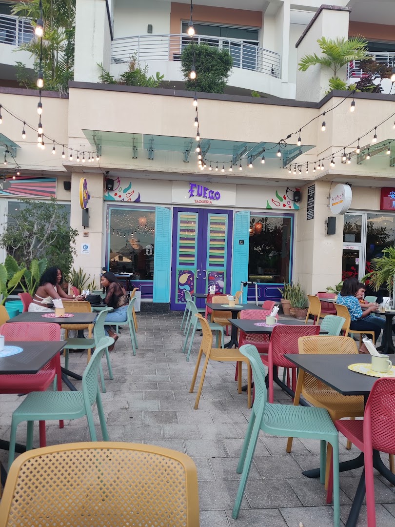 Fuego Taqueria: inviting outdoor dining atmosphere