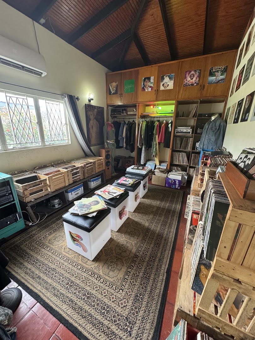 The Burg Vintage Shop: clear shop interior and atmosphere