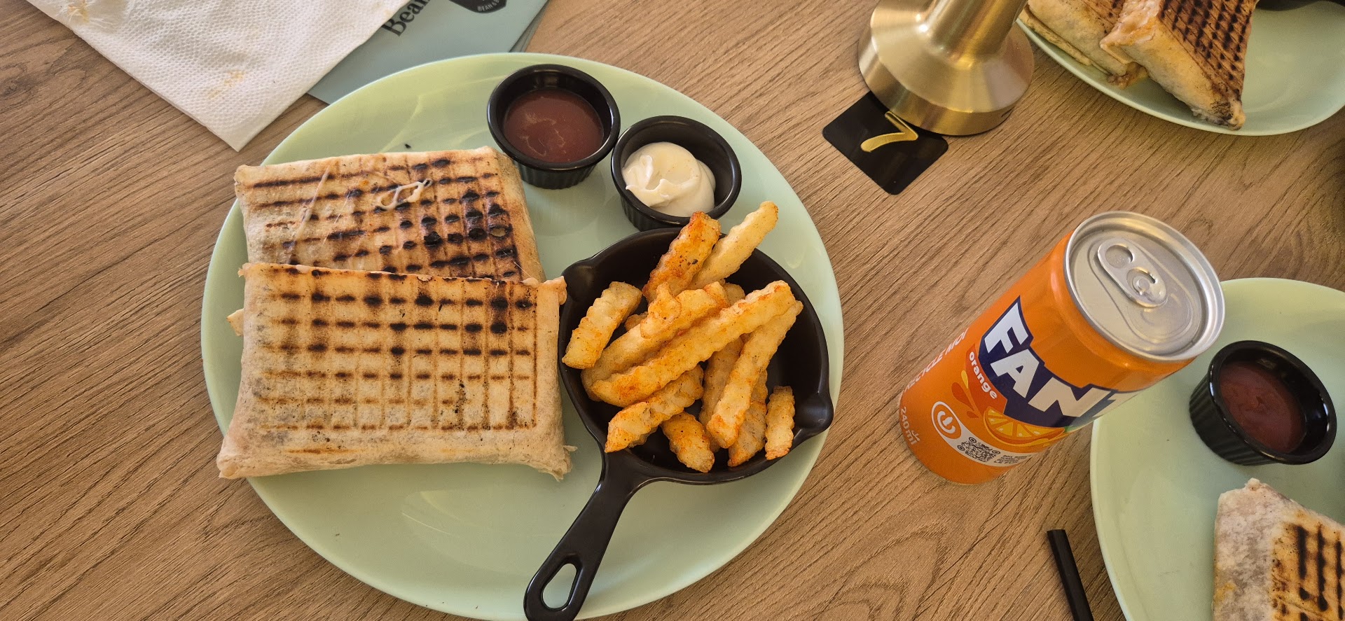 Bean & Bounce: appetizing food and drink presentation