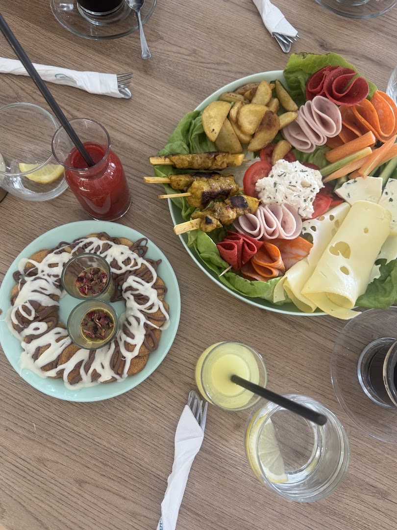 Bean & Bounce: appetizing food and drink presentation