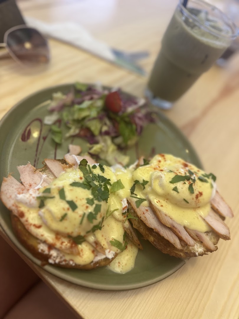 Madelina: appetizing photo of brunch dish