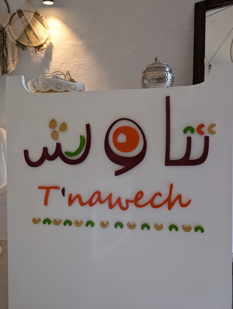 T'Nawech: clear signage of the shop