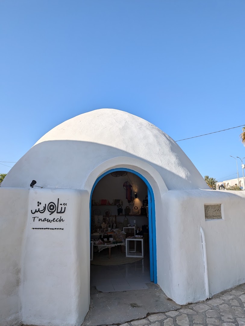 T'Nawech: clear, professional storefront photo