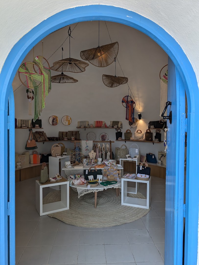 T'Nawech: clear, inviting shop interior view