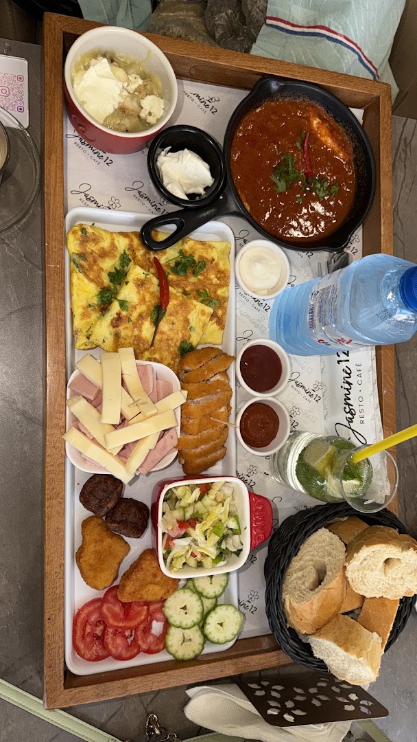 Jasmine 12: appetizing and clear food presentation