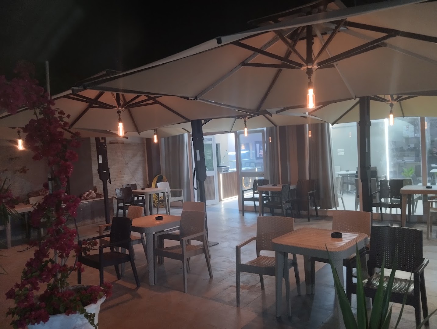 Café Bentaja: clear view of venue terrace