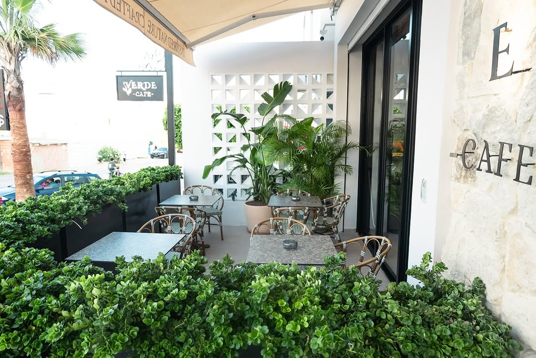 Verde Cafe: inviting and clear terrace photo