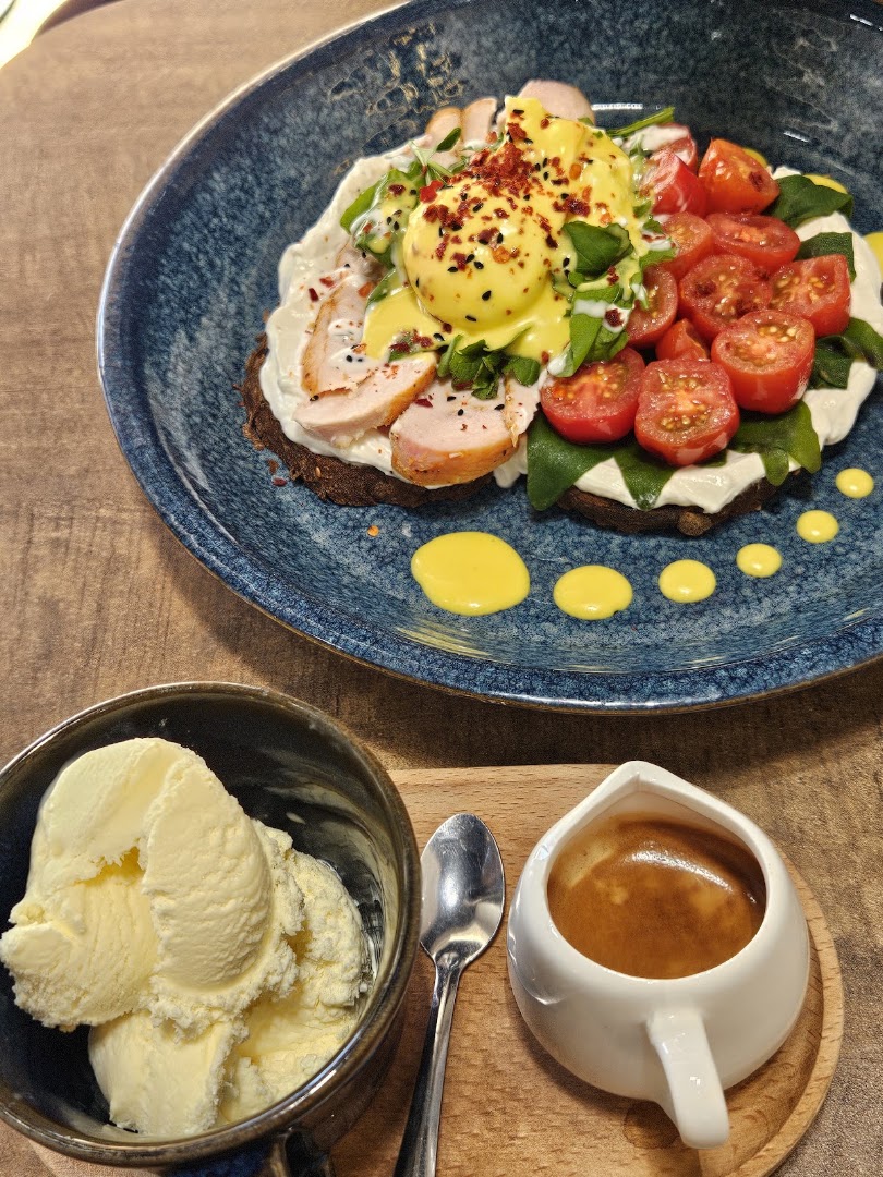 AURA Cafe Lounge: appetizing, high-quality food photography