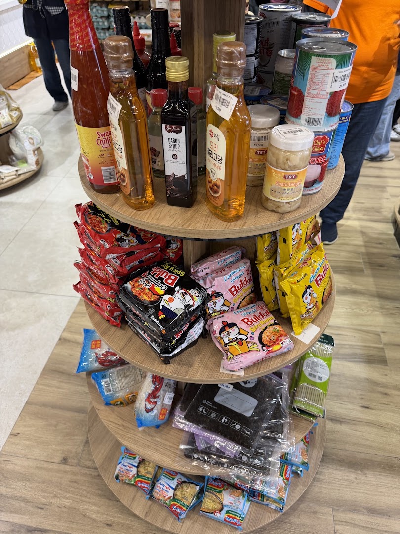 Maison Elmestiri: clear display of shop products