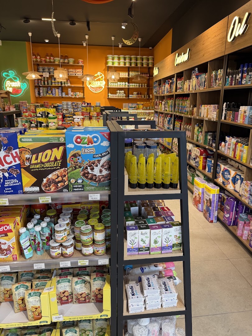 Maison Elmestiri: clear display of shop products