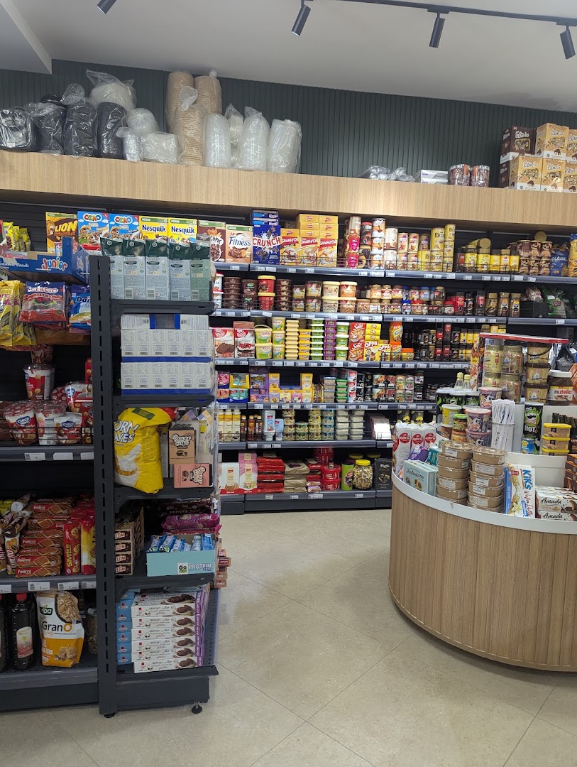 Maison Elmestiri: clear display of shop products