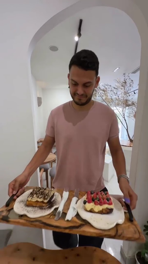 Nostraliva: professional staff serving appetizing food
