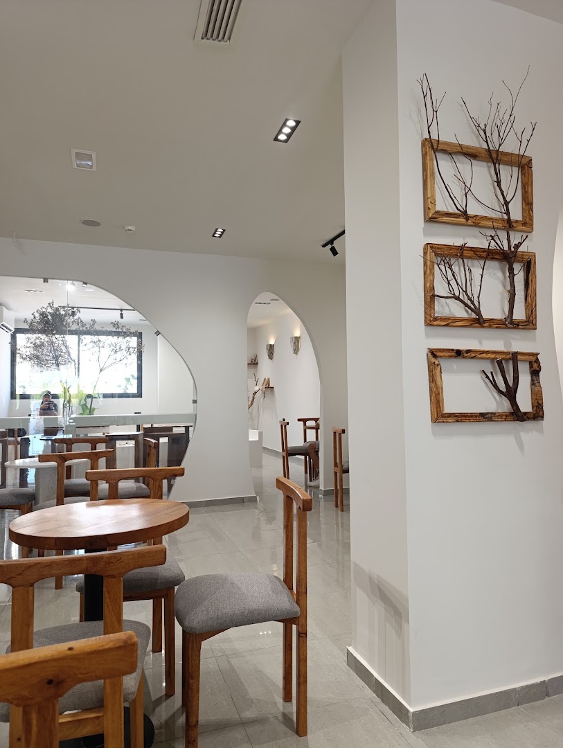Nostraliva: clean, professional interior shot