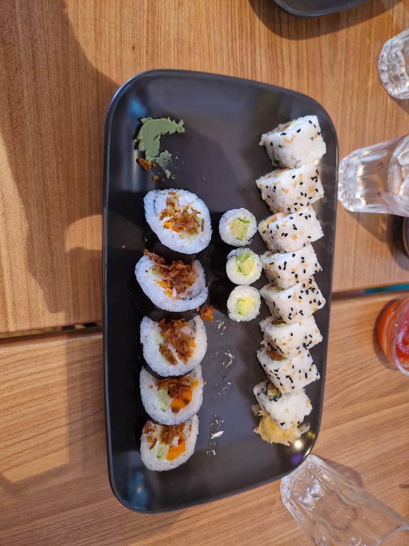 Sushi by Skhiri: clear, appetizing photo of sushi